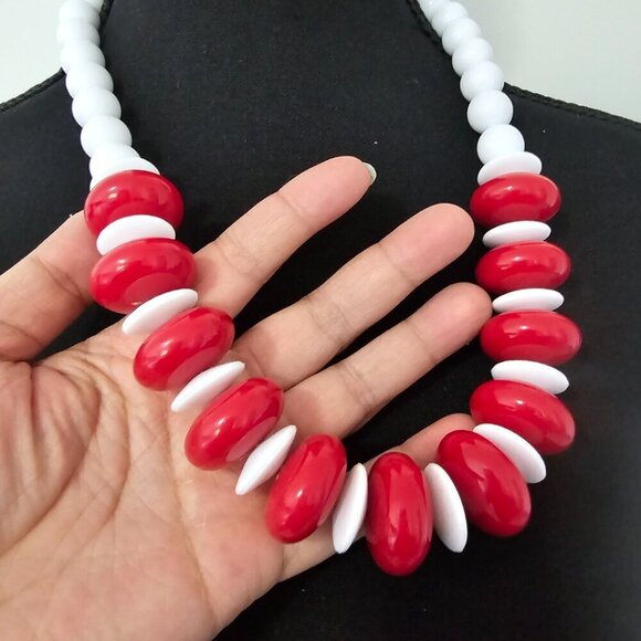 Red & White Retro Large Chunky Beaded Necklace - Picture 3 of 10